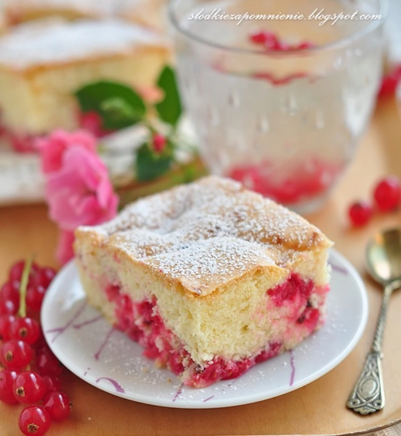 PROSTE CIASTO Z CZERWONĄ PORZECZKĄ NA OLEJU