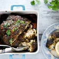 Kalafior pieczony w całości z pesto z natki marchewki i orzechów laskowych