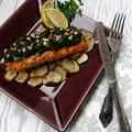 Grillowany łosoś ze szpinakiem na chipsach z topinamburu