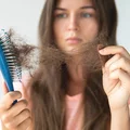 Wypadanie włosów po zimie - co naprawdę działa, a co jest mitem?