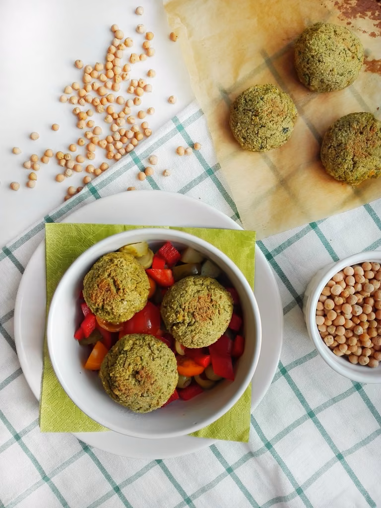 Zdrowe pieczone zielone falafele