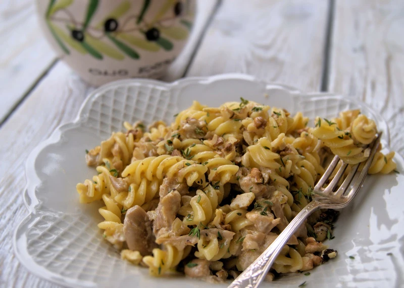 Fusilli z białym sosem z boczniaków, z orzechami, aromatyzowane oliwą truflową
