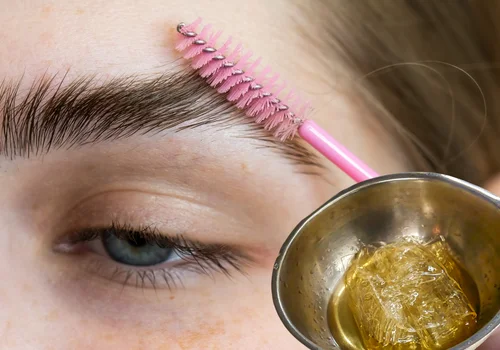 Domowa laminacja brwi - wykorzystaj ten jeden składnik z kuchni! Efekt WOW na Twoich brwiach