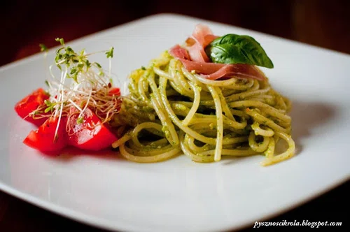 Spaghetti z pesto z rukoli i szynką westfalską