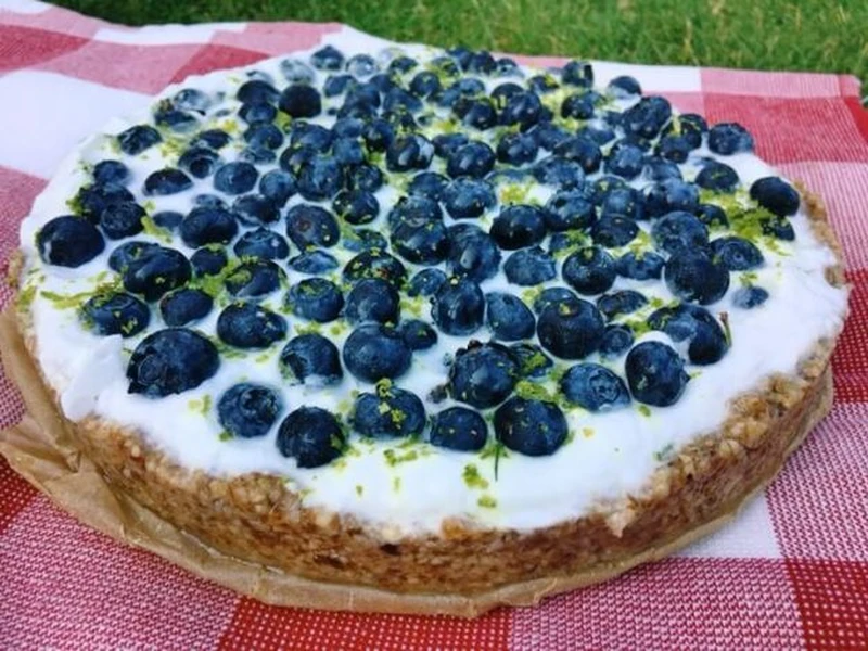 TARTA Z BORÓWKAMI NA SPODZIE Z ORZECHÓW