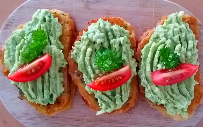 Chleb w jajku z pastą z awokado (bez glutenu)