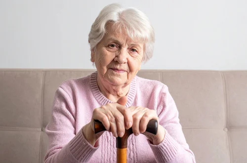 Mąż zmarł, a dom wybudowaliśmy razem. „Chcę przekazać go synowi za opiekę. Czy będzie musiał spłacić rodzeństwo?” — pyta Helena [LIST]