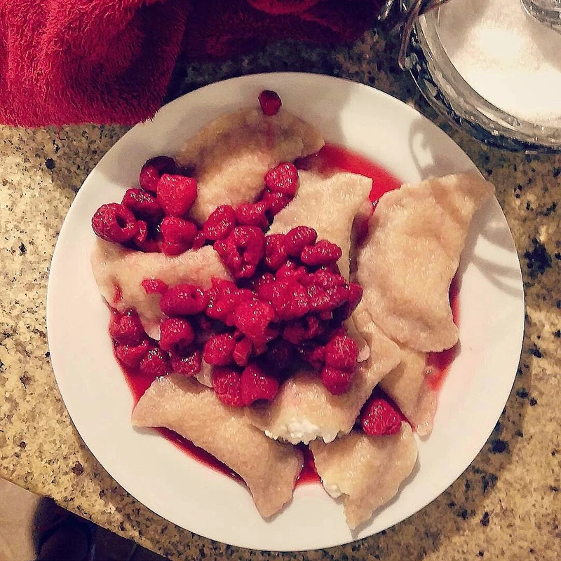 ORKISZOWE PIEROGI Z SEREM I MALINAMI