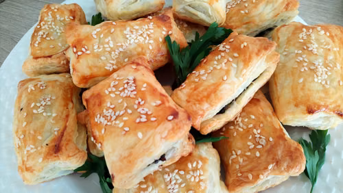 Paszteciki z ciasta francuskiego z serem i pieczarkami