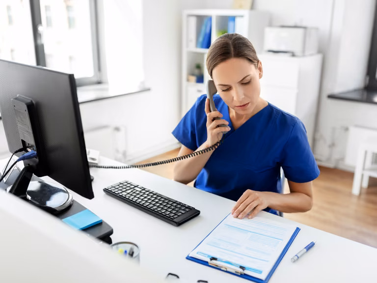 Nocna i świąteczna opieka zdrowotna przez telefon? Nowy plan rządu