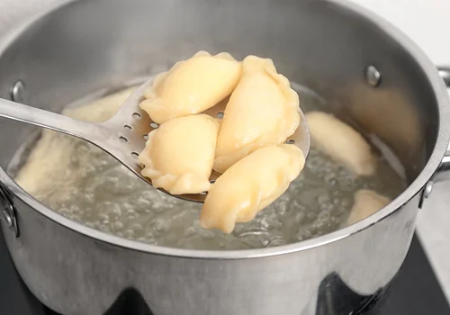 Co się dzieje, gdy NIE posolisz wody na pierogi?
