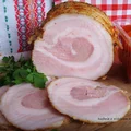 Boczek rolowany, peklowany, pieczony w niskiej temperaturze. Domowa wędlina na kanapki.