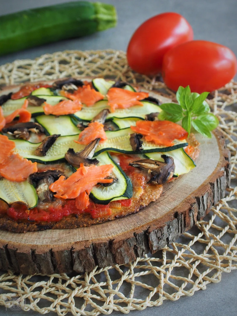Keto pizza z cukinią i łososiem (Paleo, LowCarb)