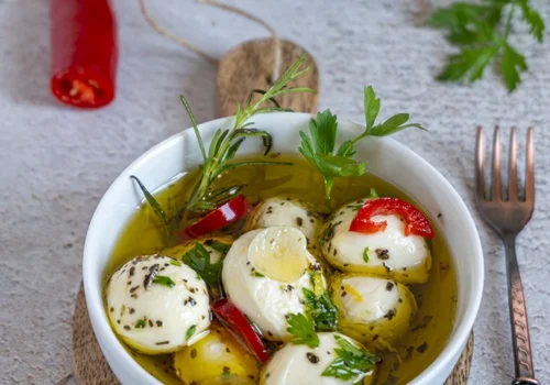Mini mozzarelle marynowane w oliwie z ziołami