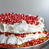 TORT BEZOWY Z RÓŻĄ I GRANATEM