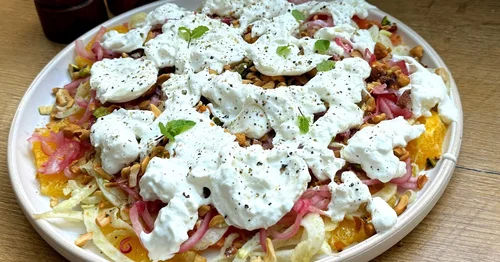 Sałatka z koprem włoskim i burratą