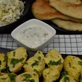Kurczak Tandoori z sosem raitę z ogórkiem