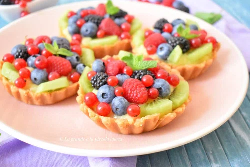 Tartaletki bez pieczenia z kremem cukierniczym i owocami