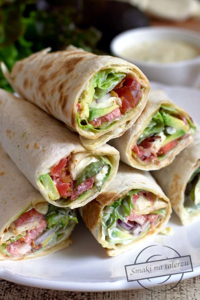 Tortilla z pomidorem, boczkiem, sałatą, awokado i mozzarellą