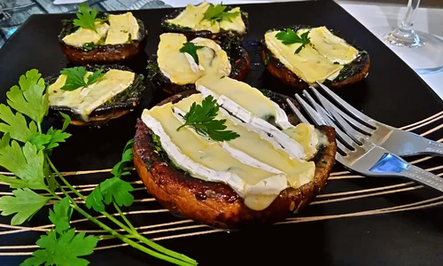 grzyby portobello zapiekane z camembertem