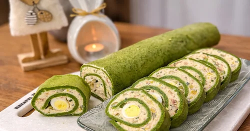 Rolada szpinakowa z sałatką z tuńczyka i jajeczkami