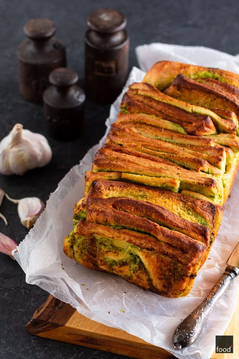 Chlebek do odrywania z masłem czosnkowo-ziołowym - food²
