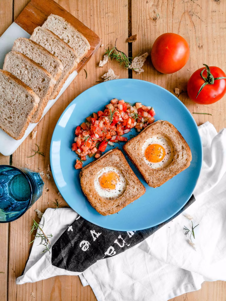 Jajka sadzone w tostach z pomidorową salsą
