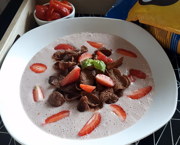 ŚNIADANIOWA ZUPA TRUSKAWKOWA