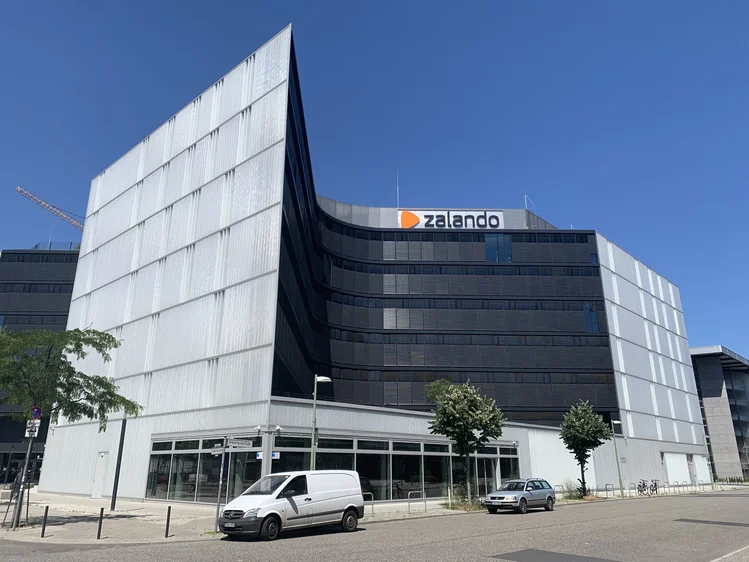 Zdjęcie Zalando zaskoczyło klientów i stworzyło opcję "second-hand"! Można oddać używane ubrania za kartę podarunkową #2