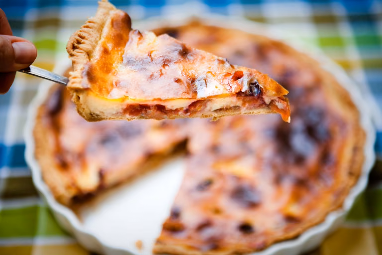 TARTA ZE ŚLIWKAMI ZAPIECZONYMI W WANILIOWYM KREMIE