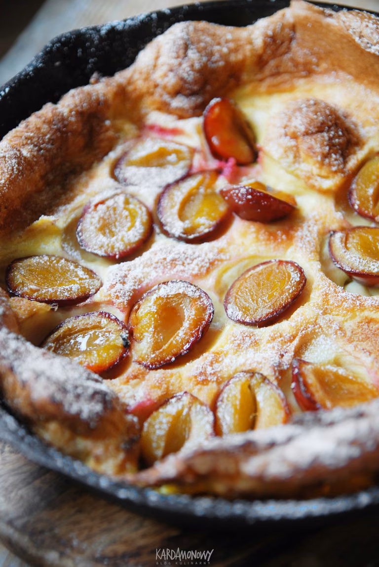 Dutch Baby pieczony ze śliwkami