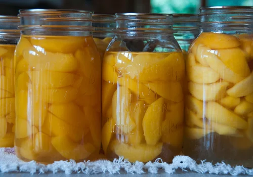 Kroję brzoskwinie i zalewam gorącym syropem! Kilka słoików trzymam na specjalne okazje