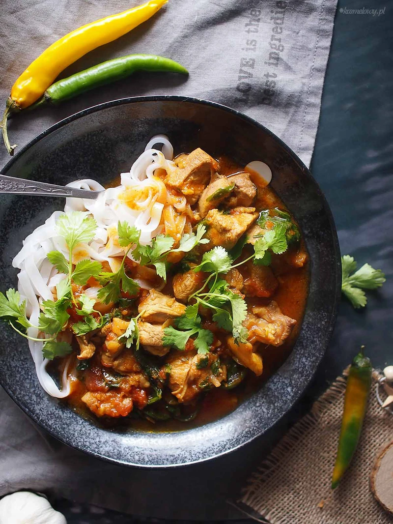 Szybkie curry z kurczakiem i szpinakiem Billa Grangera