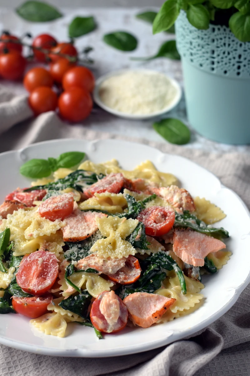 Kokardki z łososiem, szpinakiem i pomidorkami koktajlowymi w sosie gorgonzola