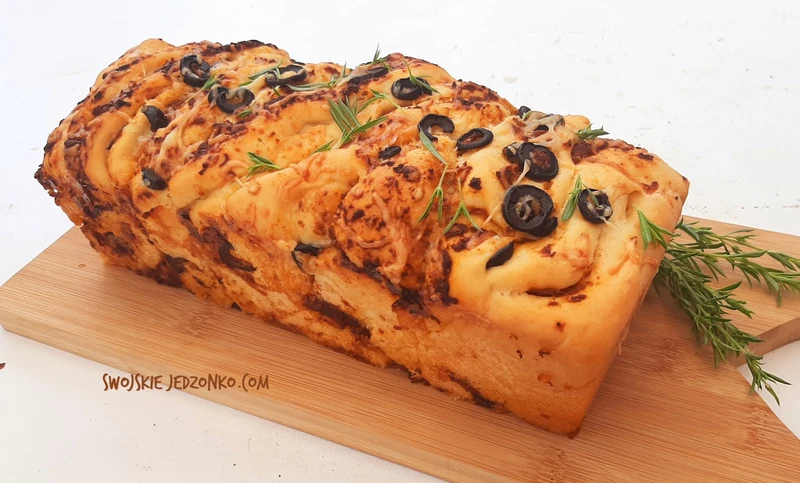 Chlebek pomidorowy do odrywania z oliwkami