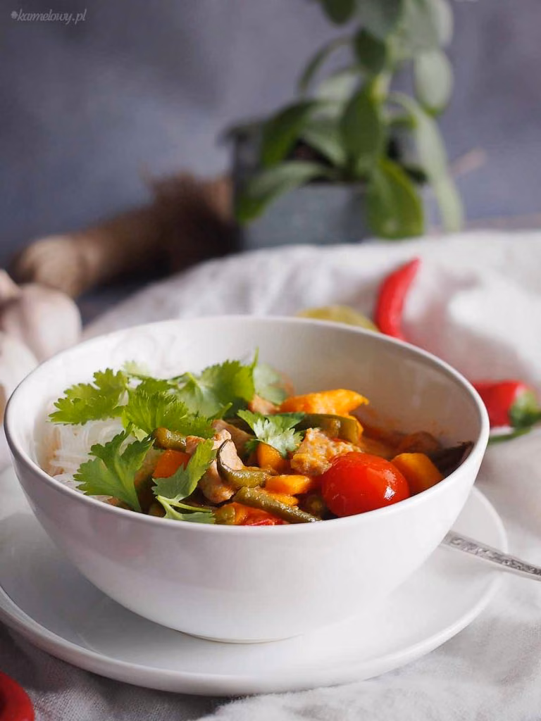 Czerwone curry z rybą, fasolką i batatami