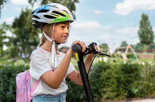 Obowiązkowe kaski dla dzieci i młodzieży oraz prawo jazdy dla 17-latków, ale pod warunkiem! Rząd już zdecydował
