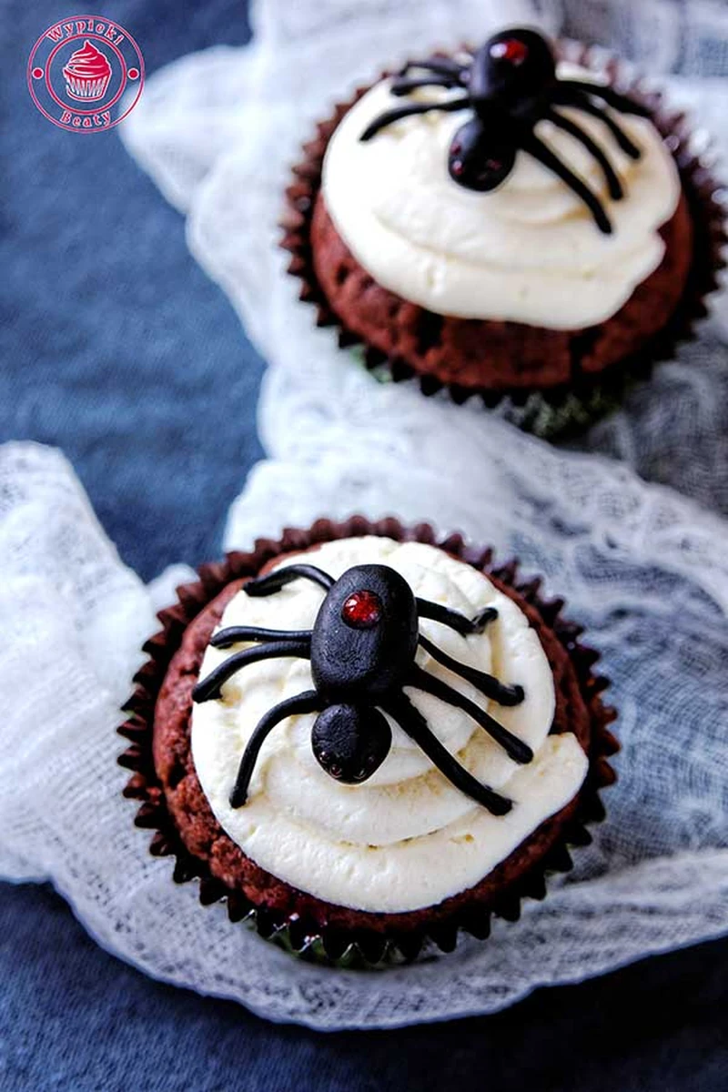 Babeczki red velvet na Halloween