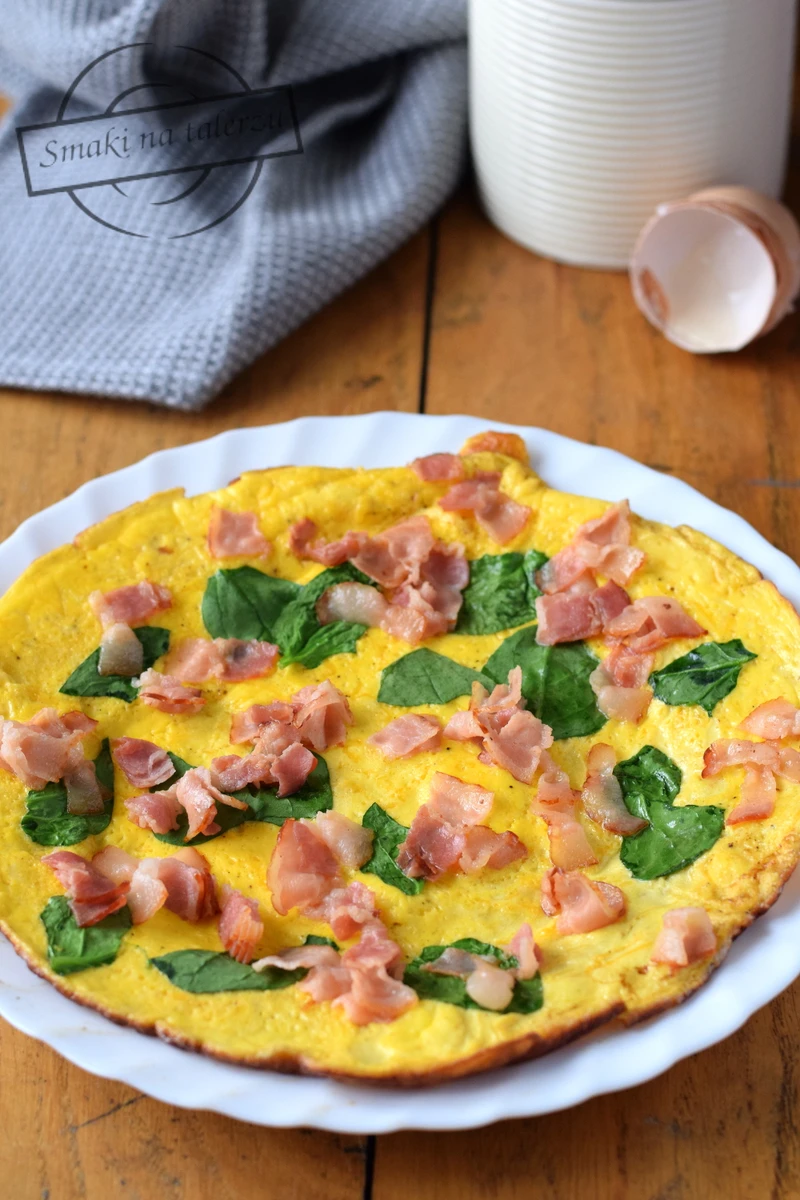 Omlet z boczkiem i szpinakiem
