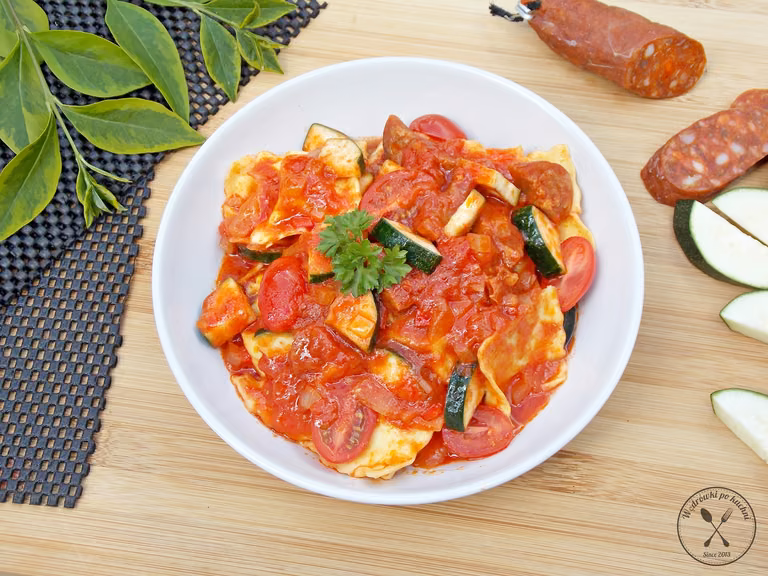 Ravioli w sosie pomidorowym z chorizo