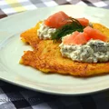 Placki ziemniaczano - marchewkowe z twarożkiem i łososiem
