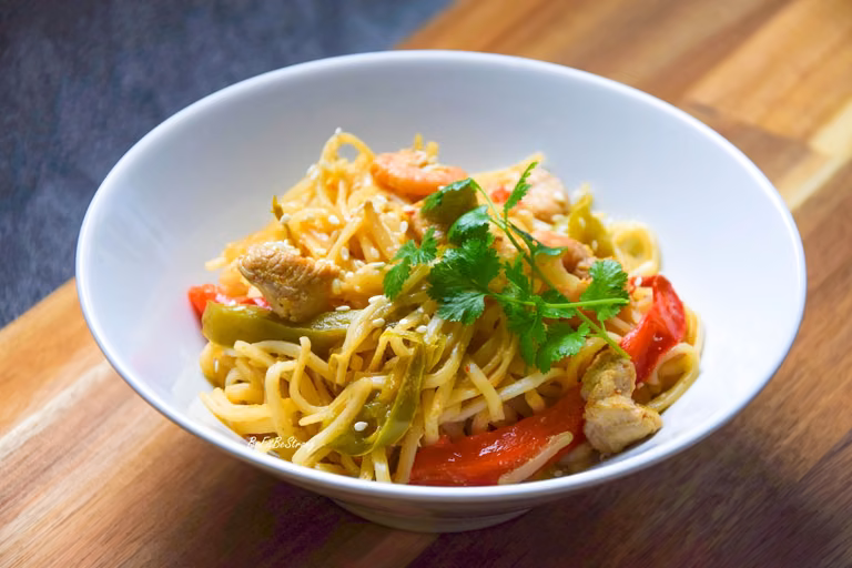 Yakisoba - smazony japoński makaron z krewetkami i kurczakiem