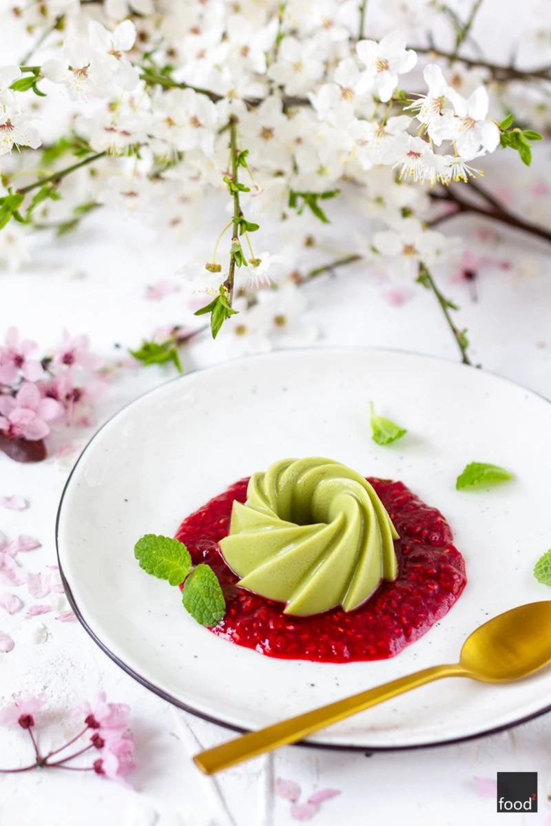 Kokosowa panna cotta z zieloną herbatą matcha i sosem malinowym