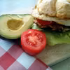 Club sandwich, czyli kanapka klubowa z sadzonym jajkiem
