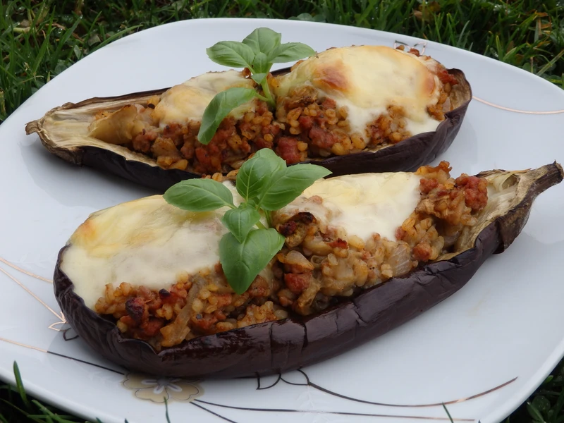 Bakłażany faszerowane mięsem i kaszą bulgur