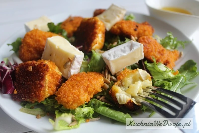 Sałatka z panierowanym kurczakiem i serem camembert