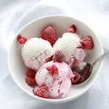 DIETETYCZNE LODY JOGURTOWE Z SOSEM MALINOWYM