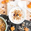 Domowa granola z suszonymi owocami i orzechami