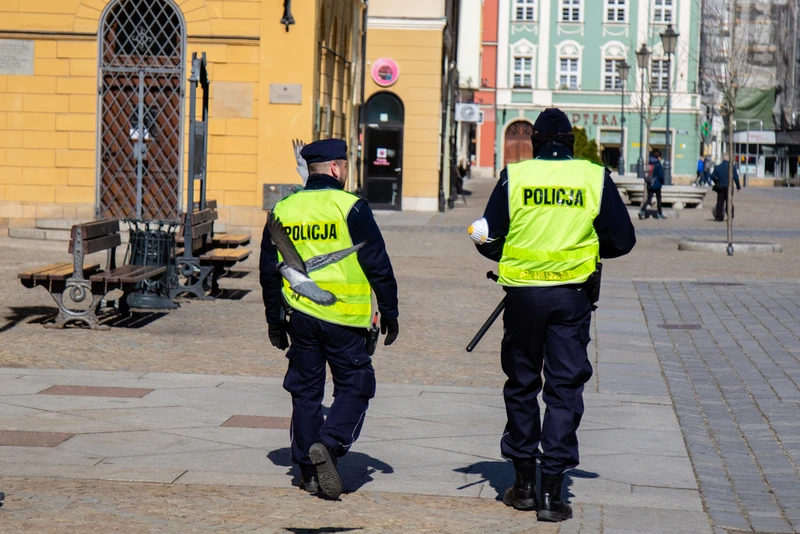 Wyszedłeś z domu, a policja chce dać Ci mandat? Prawnik radzi, co wtedy zrobić