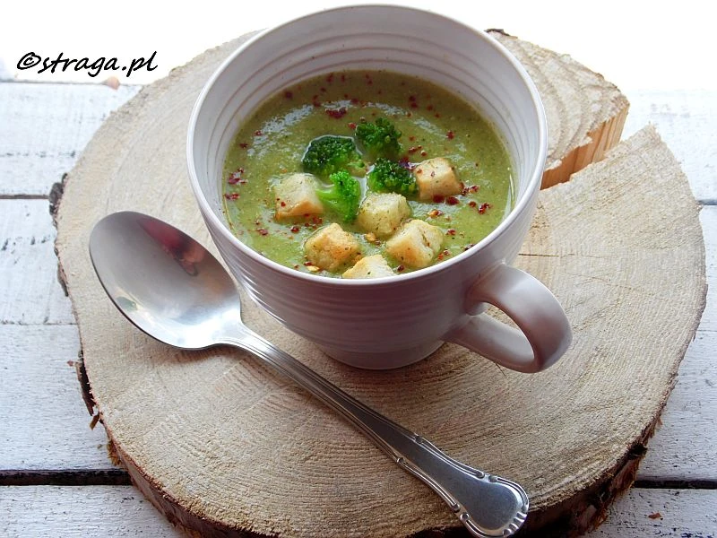 Zupa brokułowa z grzankami i chili